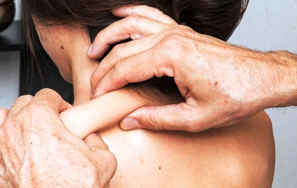 Massaggio Per Cervicale: alleviare i dolori - Accademia Italiana Massaggi