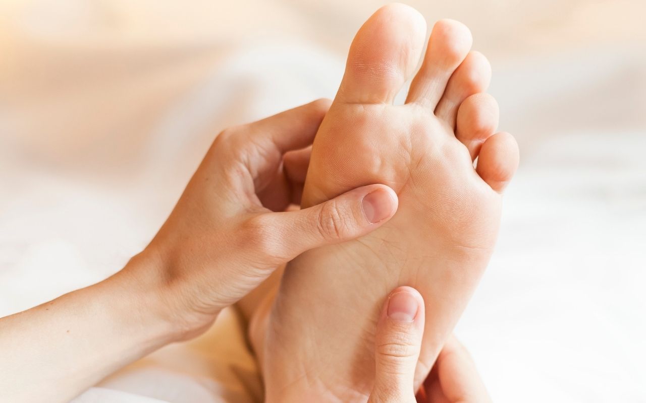 Come fare un massaggio ai piedi? Tecniche di riflessologia