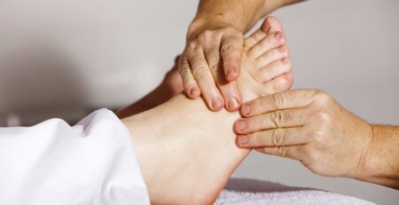 Come farsi un massaggio ai piedi da soli: ecco tutti i consigli per lo  sportivo - Sixtus Italia